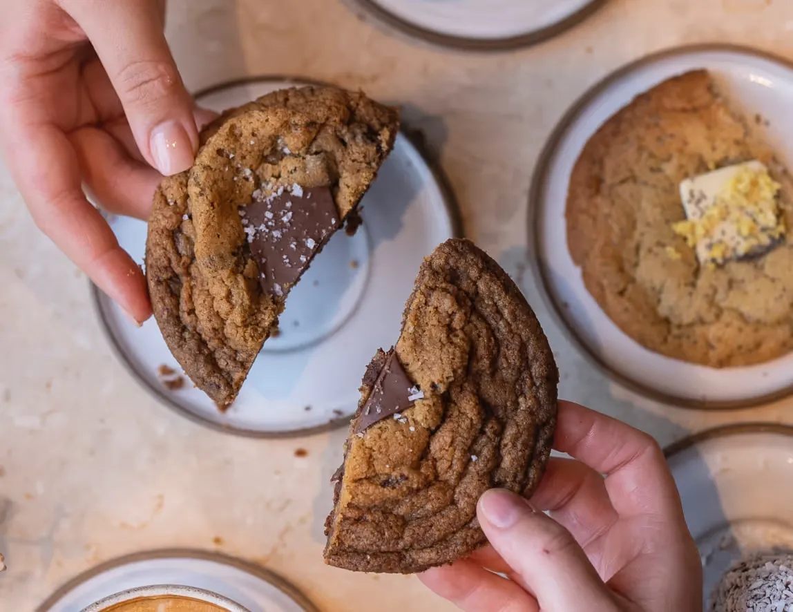 Cookies delas över ett marmorbord
